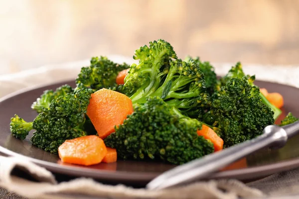 Ångad broccoli på tallrik. — Stockfoto