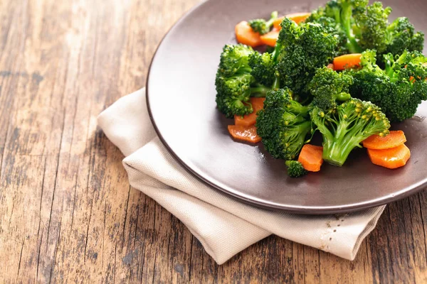 Broccoli al vapore sul piatto . — Foto Stock