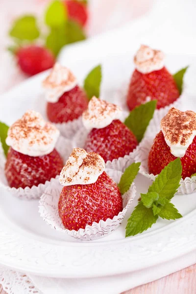 Erdbeer-Dessert mit Minze. — Stockfoto