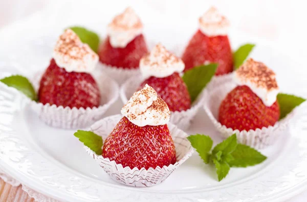 Dessert alla fragola con menta. — Foto Stock