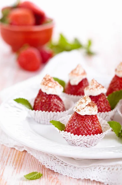 Postre de fresa con menta. —  Fotos de Stock