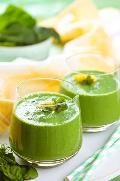 Batido de espinacas con menta . —  Fotos de Stock