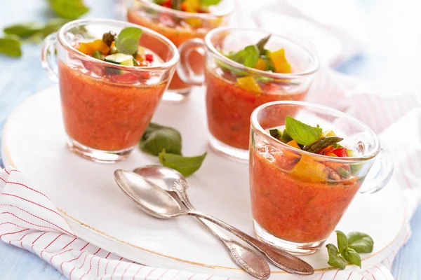 Sopa de gazpacho en tazas . — Foto de Stock