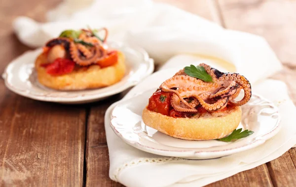 Bruschetta con pulpos de bebé  . —  Fotos de Stock