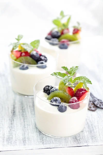 Yogurt with berries. — Stock Photo, Image