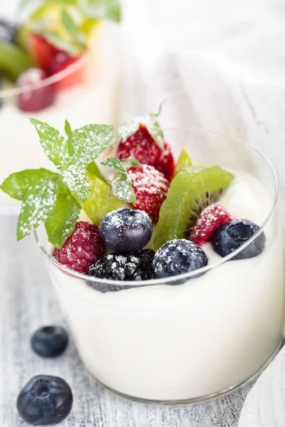 Yoghurt met bessen. — Stockfoto