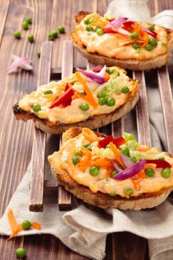 Bruschetta bahar sebzeler.