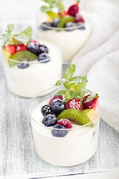 Yoghurt met bessen. — Stockfoto