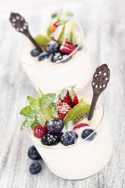 Yogur con bayas. — Foto de Stock