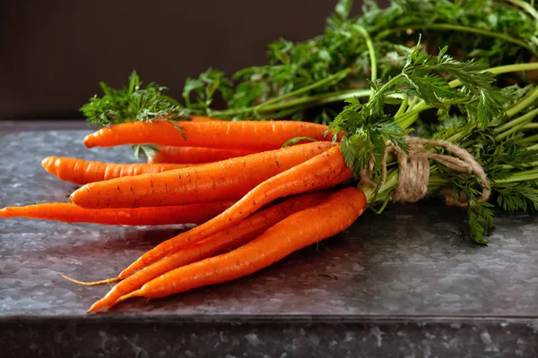 Hoop van rijpe wortelen. — Stockfoto