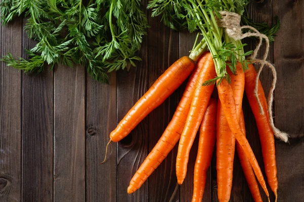 Hoop van rijpe wortelen. — Stockfoto