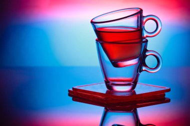 Yansıması ile şeffaf bardak.