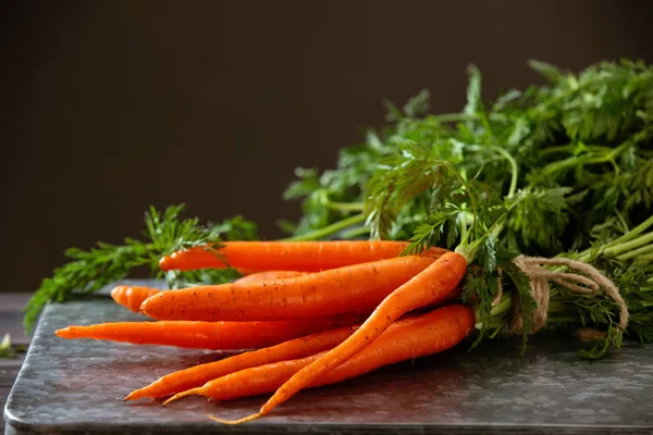 Hoop van rijpe wortelen. — Stockfoto