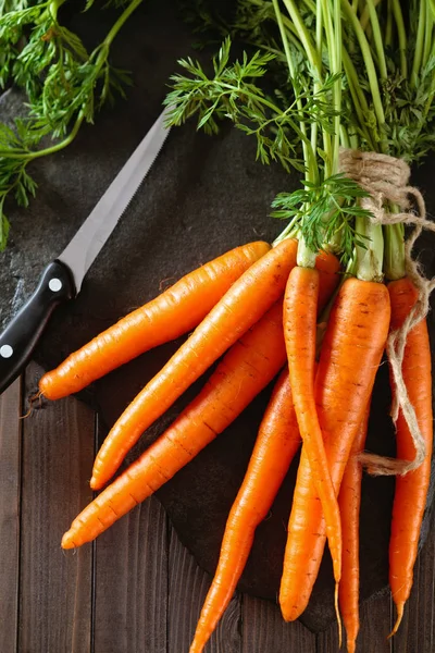 Hoop van rijpe wortelen. — Stockfoto