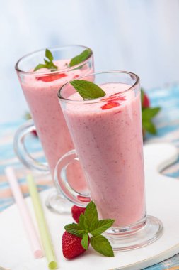 Çilekli milkshake tablo.