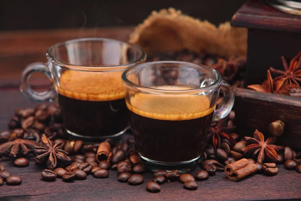 Kaffebönor och kvarn. — Stockfoto