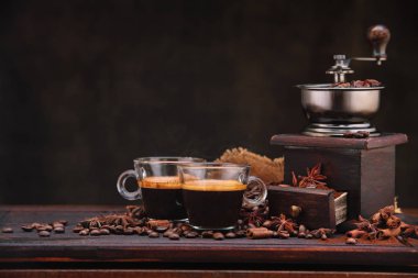 Kahve çekirdekleri ve öğütücü.