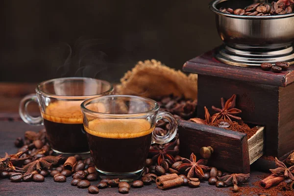 コーヒー豆とグラインダー. — ストック写真