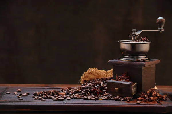 Kaffeebohnen und Kaffeemühle. — Stockfoto