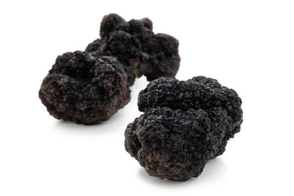 Beyaz üzerine siyah truffles. — Stok fotoğraf