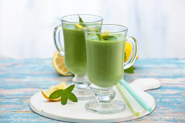 Spinach smoothie  with mint. — Stock Photo, Image