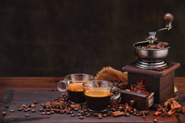 Kahve çekirdekleri ve öğütücü.