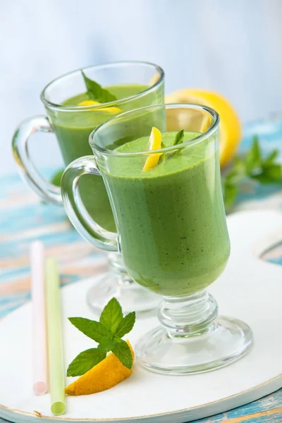 Spinach smoothie  with mint. — Stock Photo, Image