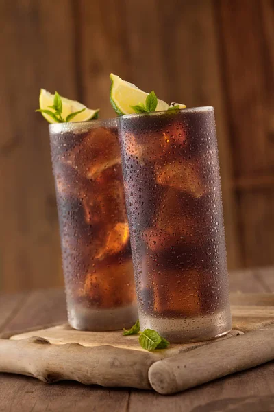 Glas Cola mit Eis. — Stockfoto