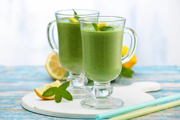 Spinach smoothie  with mint. — Stock Photo, Image