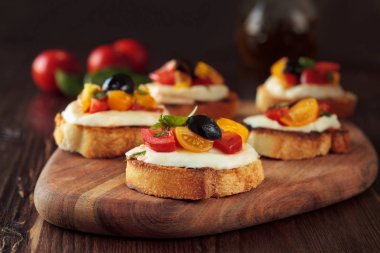 Bruschetta domates ve mozzarella ile.