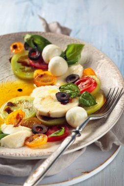 İtalyan mozzarella salatası.