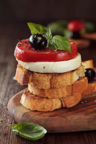 Bruschetta with tomatoes and mozzarella. — Stock Photo, Image