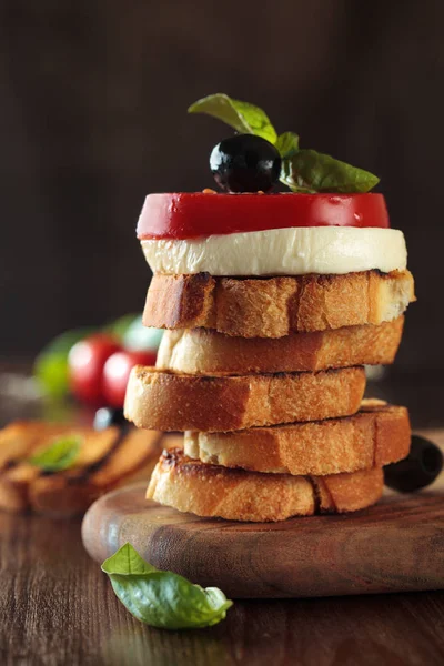 Bruschetta con tomates y mozzarella . — Foto de Stock