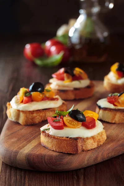 Bruschetta mit Tomaten und Mozzarella. — Stockfoto