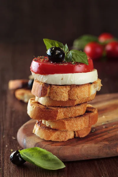 Bruschetta con tomates y mozzarella . — Foto de Stock