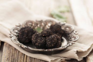 Plaka üzerinde siyah truffles. 