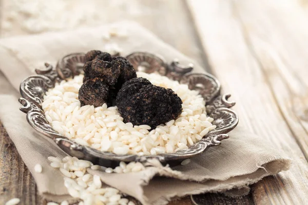 Zwarte truffels en witte rijst. — Stockfoto