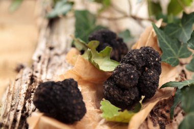 Tablo üzerinde siyah truffles. 