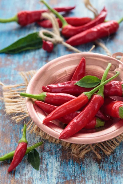 Chiles en una olla de cobre —  Fotos de Stock