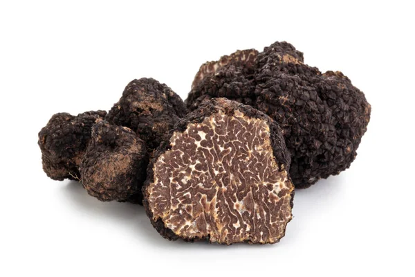 Zwarte truffels en eikenbladeren. — Stockfoto