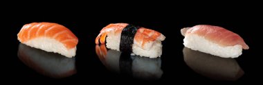 sushi üstünde siyah set.