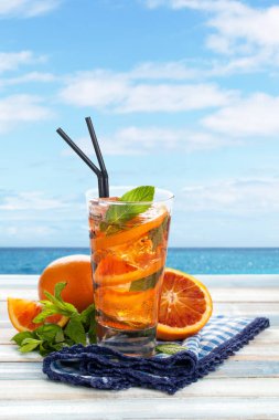 Nane ile turuncu limonata.