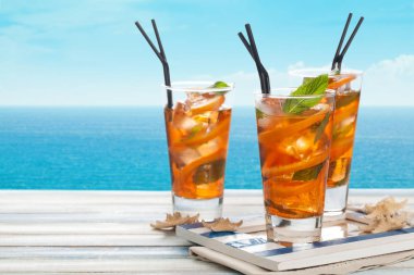 Nane ile turuncu limonata.