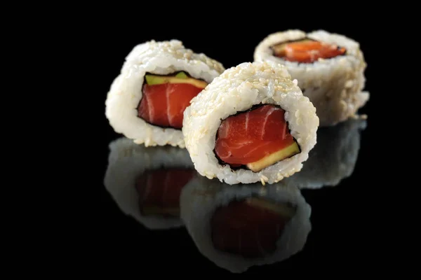 Rouleaux de sushi frais . — Photo