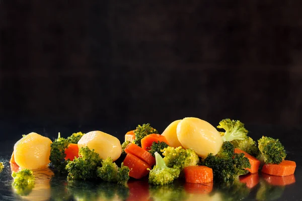 Légumes à la vapeur sur plateau . — Photo