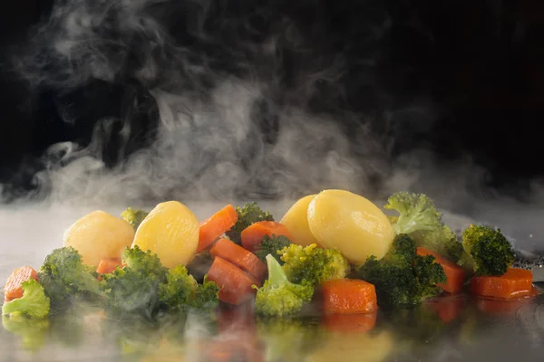 Légumes à la vapeur sur plateau . — Photo
