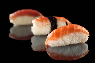 sushi üstünde siyah set.