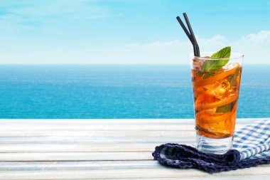 Nane ile turuncu limonata.