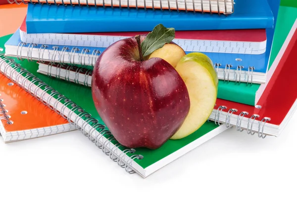 Quaderni e mela rossa . — Foto Stock