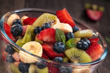 sağlıklı meyve salatası.